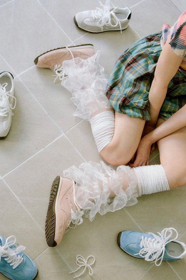 Cob Racer Leather 스니커즈 VS7070은 부드러운 가죽 소재로 제작되어 편안한 착용감을 선사합니다. 3.5cm 굽 높이의 플랫 디자인과 라운드 앞코, 레이스업 스타일로 일상 및 캐주얼룩에 잘 어울립니다. 화이트, 블랙 두 가지 컬러로 출시되어 봄, 여름, 가을 계절에 맞춰 다양한 스타일을 연출할 수 있습니다.
