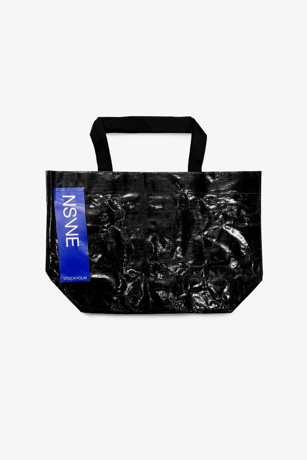 NSWE(엔에스더블유이) REUSABLE BAG - NSWBAGBK는 남성을 위한 미디엄 사이즈의 블랙 에코백입니다. 주름 패턴과 로고 디자인 장식이 돋보이며, PVC와 폴리에스테르 소재를 사용하여 방수 및 생활 방수 기능을 갖췄습니다. 내부 포켓과 대용량 수납이 가능하며, 이중 코팅과 광택 마감으로 고급스러움을 더했습니다. 오픈형 잠금 방식의 사각 디자인으로, 여행룩, 캠핑룩, 쇼핑룩 등 다양한 TPO에 미니멀, 캐주얼, 시티보이 스타일로 활용하기 좋습니다.
