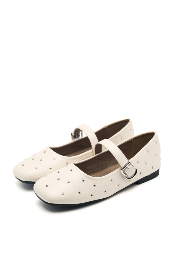 크림프 버클 메리제인 플랫 플랫슈즈 1cm -VS9060 (2color)는 여성용 플랫슈즈입니다. 스퀘어 앞코에 1cm 플랫 굽으로 편안함을 더했으며, 아이보리, 블랙 두 가지 색상으로 만나볼 수 있습니다. 메리제인 탑라인과 크림프 버클 디테일이 돋보이는 디자인으로, 봄, 여름, 가을 계절에 데이트룩, 카페룩, 쇼핑룩에 클래식, 미니멀, 캐주얼 스타일을 연출하기 좋습니다. 합성가죽 소재에 도트 무늬가 더해져 세련된 느낌을 줍니다. 버클 여밈으로 간편하게 착용할 수 있습니다.
