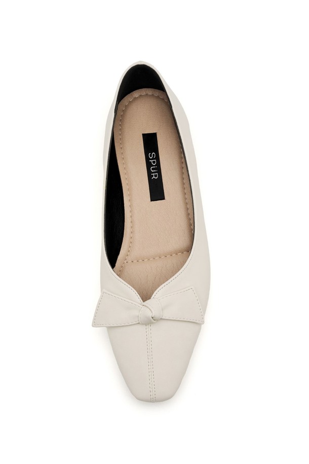 베로니카 오리가미 보우 플랫 플랫슈즈 1.5cm -VS8066 (5color)는 여성스러운 스타일을 완성해 줄 플랫슈즈입니다. 아이보리, 레드, 실버, 나일블루, 블랙 5가지 컬러로 출시되었으며, 일상생활에서 편안하게 착용하기 좋습니다. 스퀘어토 디자인에 오리가미 리본 디테일이 더해져 세련된 느낌을 주며, 유연한 밑창, 라텍스 중창, 쿠션감, 아치 서포트, 충격 흡수, 경량 기능으로 편안한 착용감을 선사합니다. 데이트룩, 카페룩, 출근룩 등 다양한 TPO에 맞춰 클래식, 미니멀, 시크한 스타일을 연출해보세요. 합성가죽, 마이크로파이버 소재로 제작되었으며, 슬링백 탑라인과 오픈형 디자인이 특징입니다.
