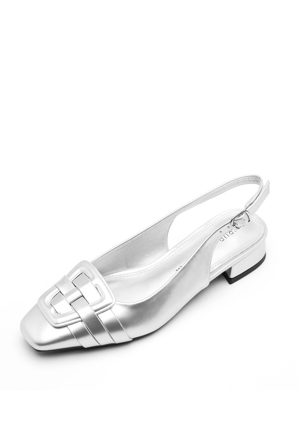 루나 버클 슬링백 펌프스 4cm -VS9085는 클래식, 미니멀, 시크 스타일을 추구하는 여성들을 위한 슬링백 펌프스입니다. 부드러운 합성가죽 소재로 제작되었으며, 4cm 로우힐 굽과 스퀘어 토 디자인으로 편안함과 세련됨을 동시에 잡았습니다. 버클 디테일이 돋보이며, 블랙, 베이지, 실버 3가지 컬러로 출시되어 데이트룩, 카페룩, 출근룩 등 다양한 TPO에 맞춰 폭넓게 활용할 수 있습니다. 봄, 여름 시즌에 어울리는 슬링백 스트랩 디자인은 발을 안정적으로 잡아주어 편안한 착용감을 선사합니다.
