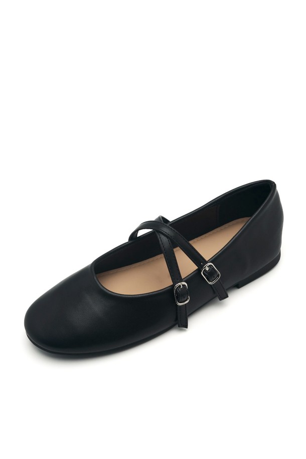 Odd Round Toe Strape Flats (오드 라운드 토 스트랩 플랫 슈즈) 1.5cm -VA9041은 미니멀한 디자인이 돋보이는 여성 플랫 슈즈입니다. 라운드 토우 디자인에 1.5cm 굽으로 편안한 착용감을 제공하며, 스트랩 디테일이 발을 안정적으로 감싸줍니다. 아이보리, 레드, 블랙 3가지 컬러로 출시되어 데이트룩, 카페룩 등 다양한 스타일에 매치하기 좋습니다. 미니멀, 클래식, 캐주얼 스타일을 즐겨 입는 분들께 추천하며, 논슬립 아웃솔과 포멀한 스퀘어 토 라인으로 실용성까지 갖췄습니다.
