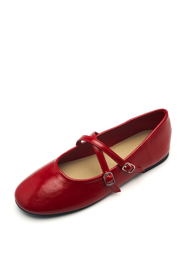 "Odd Round Toe Strape Flats 플랫 슈즈 1.5cm - VA9041 (3color)"는 여성스러운 스타일을 완성해 줄 플랫 슈즈입니다. 라운드 토 디자인에 에나멜 소재로 제작되어 세련된 느낌을 주며, 1.5cm 굽 높이로 편안한 착용감을 제공합니다. 스트랩 디테일이 발을 안정적으로 잡아주어 활동적인 날에도 적합하며, 봄, 여름, 가을 계절에 데이트룩, 쇼핑룩, 카페룩 등 다양한 TPO에 매치하기 좋습니다. 클래식, 미니멀, 걸리시한 스타일을 즐겨 입는 분들께 추천합니다.
