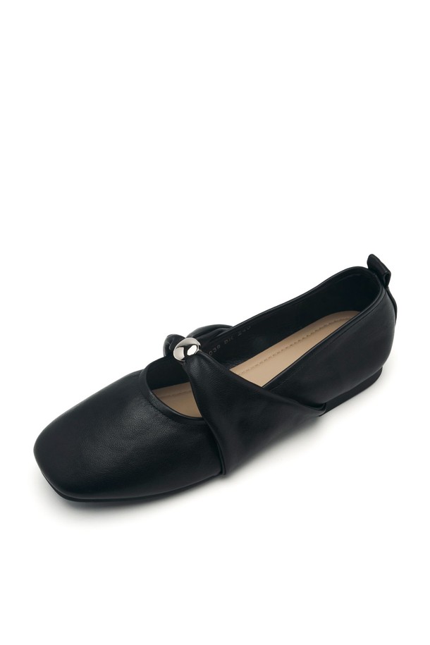 Elise Soft Twist Strap Flats (엘리스 소프트 트위스트 스트랩 플랫 슈즈 1.5cm) - VA9039는 부드러운 소프트 레더 타입의 여성 플랫슈즈입니다. 라운드 토우 디자인에 1.5cm 플랫 굽으로 편안함을 더했으며, 아이보리, 블랙 두 가지 색상으로 출시되었습니다. 일상, 데이트룩, 쇼핑룩 등 다양한 TPO에 미니멀, 클래식, 캐주얼 스타일로 연출하기 좋습니다. 발등을 감싸는 고무 밴드 디자인과 로우컷 탑라인이 특징이며, 수제작으로 제작되어 프리미엄 박스 포장으로 제공됩니다.
