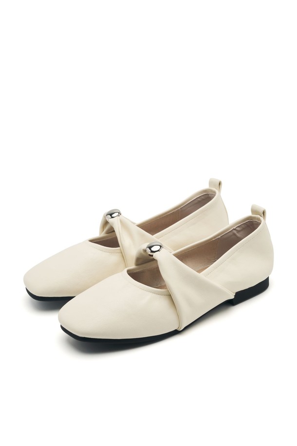 "Elise Soft Twist Strap Flats" 플랫 슈즈 1.5cm -VA9039 (2color)는 부드러운 트위스트 스트랩 디자인이 돋보이는 여성 플랫 슈즈입니다. 아이보리와 블랙 두 가지 색상으로 출시되어 데일리룩, 캐주얼룩에 모두 잘 어울립니다. 1.5cm 플랫 굽에 스퀘어토 디자인으로 편안함과 세련된 스타일을 동시에 잡았습니다. 합성가죽과 마이크로파이버 소재를 사용하여 제작되었으며, 라텍스 쿠션 인솔, 유연한 아웃솔, 충격 흡수 기능으로 편안한 착용감을 제공합니다. 핸드메이드 제작으로 섬세함을 더했으며, 고무밴드 디테일로 편안한 착용감을 선사합니다.
