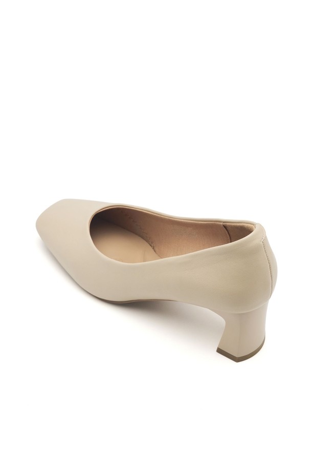 Lily Minimal Comfort 펌프스 5.5cm -VA9027 (3color)는 베이지, 아이보리, 블랙 3가지 색상으로 출시되어 데일리룩부터 포멀한 자리까지 소화 가능한 여성 펌프스입니다. 스퀘어토 디자인에 5.5cm 미들힐로 편안한 착화감을 선사하며, 합성가죽 및 고무 소재를 사용하여 제작되었습니다. 라텍스 쿠셔닝, 충격 흡수, 경량, 소프트 패딩 등의 기능과 논슬립 밑창으로 활동성을 높였습니다. 미니멀하고 시크한 스타일로 오피스룩, 출근룩, 모임룩에 매치하기 좋습니다. 봄, 여름, 가을, 겨울 사계절 내내 활용할 수 있는 필수템입니다.
