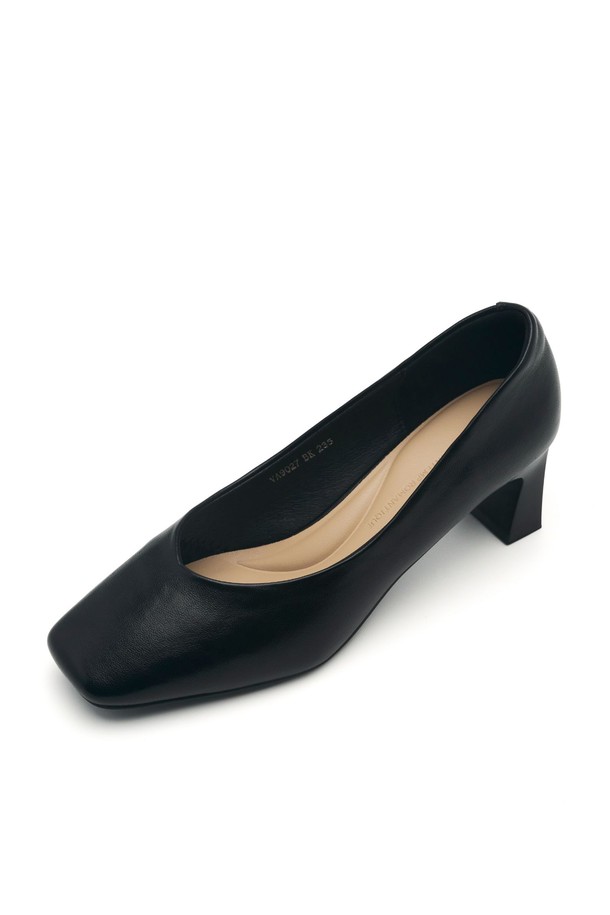 Lily Minimal Comfort Pumps (릴리 미니멀 컴포트 펌프스) 5.5cm -VA9027는 미니멀하고 모던한 스타일을 추구하는 여성들을 위한 펌프스입니다. 베이지, 아이보리, 블랙 3가지 색상으로 출시되었으며, 사계절 내내 오피스룩, 출근룩에 활용하기 좋습니다. 부드러운 인조가죽 소재에 스퀘어토 디자인이 특징이며, 5.5cm 미들힐로 편안한 착용감을 제공합니다. 쿠션감 있는 미드솔, 논슬립 아웃솔, 라텍스 쿠셔닝, 뒷부분 소프트 패딩, 핸드메이드 공법으로 제작되어 편안함과 안정성을 더했습니다.
