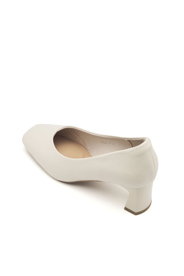 Lily Minimal Comfort Pumps 펌프스 5.5cm -VA9027 (3color)는 여성용 펌프스로, 미니멀하고 시크한 스타일을 추구하는 분들을 위한 데일리 슈즈입니다. 베이지, 블랙, 화이트 세 가지 색상으로 출시되어 출근룩, 오피스룩, 데이트룩 등 다양한 TPO에 맞춰 활용할 수 있습니다. 스퀘어 앞코 디자인에 5.5cm 미들힐 굽으로 편안함과 스타일을 동시에 잡았으며, 합성가죽 소재로 제작되었습니다. 무지 디자인으로 어떤 옷에도 잘 어울리며, 오픈형으로 시원하게 신을 수 있습니다. 봄, 여름, 가을 계절에 적합합니다.
