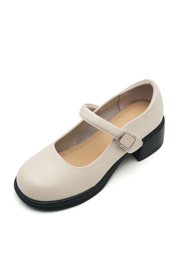 Odd 메리제인 펌프스 5.5cm -VA9032 (2color)는 여성 고객을 위한 신발입니다. 라운드 토 디자인에 5.5cm 미들힐 굽으로 제작되어 편안한 착화감을 제공합니다. 메리제인 스트랩 디자인이 특징이며, 봄, 여름, 가을 계절에 어울리는 아이템입니다. 데이트룩, 카페룩, 모임룩 등 다양한 TPO에 클래식, 미니멀, 걸리시 스타일로 연출하기 좋습니다. 2가지 색상으로 출시되어 폭넓은 선택이 가능합니다.
