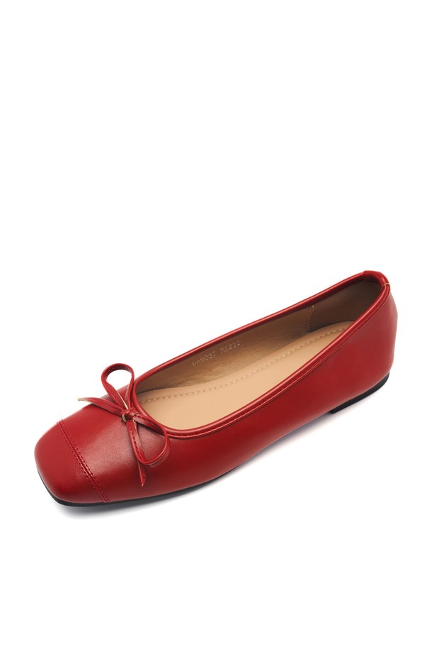 Rave(레이브) 리본 플랫슈즈 1.5cm -UA9037는 여성용 플랫슈즈입니다. 스퀘어 토 디자인에 아이보리, 카멜, 레드, 블랙 4가지 다채로운 색상으로 출시되었습니다. 일상, 데이트룩, 모임룩 등 다양한 TPO에 활용 가능하며, 클래식, 미니멀, 걸리시한 스타일을 연출하기 좋습니다. 1.5cm 플랫 굽에 합성가죽 소재, 안감 적용으로 편안한 착용감을 선사합니다. TR 몰드 아웃솔과 수제화 공법으로 제작되었으며, 프리미엄 박스 포장으로 소장 가치를 높였습니다. 발볼이 넓은 분은 한 치수 크게 선택하는 것을 권장합니다.
