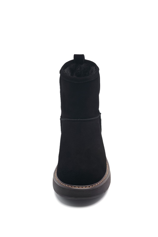 Lomft (롬프트) 소가죽 퍼 미들 부츠 4cm -UA9086는 여성 고객을 위한 미들 부츠입니다. 부드러운 소가죽 소재와 따뜻한 퍼 안감으로 가을, 겨울 시즌에 착용하기 좋습니다. 라운드 앞코와 4cm 미들힐 디자인으로 편안함과 스타일을 동시에 잡았습니다. 블랙, 브라운, 베이지 3가지 색상으로 출시되었으며, 지퍼형으로 간편하게 신고 벗을 수 있습니다. 클래식, 미니멀, 시크 스타일의 출근룩, 모임룩, 데이트룩에 다양하게 매치하여 세련된 분위기를 연출해보세요.
