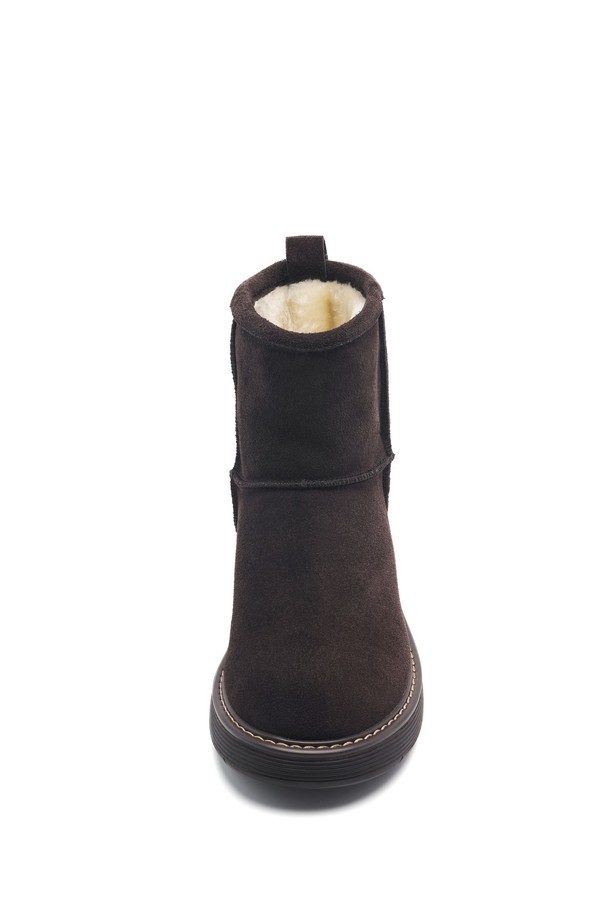 Lomft(롬프트) 소가죽 퍼 미들 부츠 4cm -UA9086 (3color)는 여성용 미들 부츠입니다. 부드러운 소가죽 소재에 4cm 미들힐로 제작되어 편안한 착용감을 선사합니다. 안감은 퍼(Fur)로 마감하여 보온성을 높였으며, 가을과 겨울철에 따뜻하게 신을 수 있습니다. 무지 디자인으로 클래식, 미니멀, 시크 스타일을 연출하기 좋으며, 출근룩이나 모임룩에 활용하기 좋습니다. 3가지 컬러 옵션으로 제공되어 다양한 스타일에 매치할 수 있습니다.
