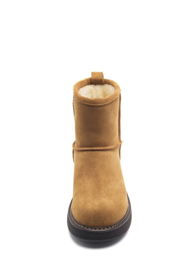 Lomft(롬프트) 소가죽 퍼 미들 부츠 4cm -UA9086은 여성용 미들 부츠입니다. 부드러운 소가죽과 포근한 퍼 안감으로 가을, 겨울철 따뜻하고 스타일리시하게 착용할 수 있습니다. 라운드 토우 디자인에 4cm 미들힐로 편안한 착용감을 선사하며, 블랙, 브라운, 베이지 3가지 컬러로 출시되었습니다. 오픈형 디자인과 퍼 장식이 특징이며, 출근룩, 오피스룩, 모임룩 등 다양한 TPO에 클래식, 미니멀, 시크 스타일을 연출하기 좋습니다.
