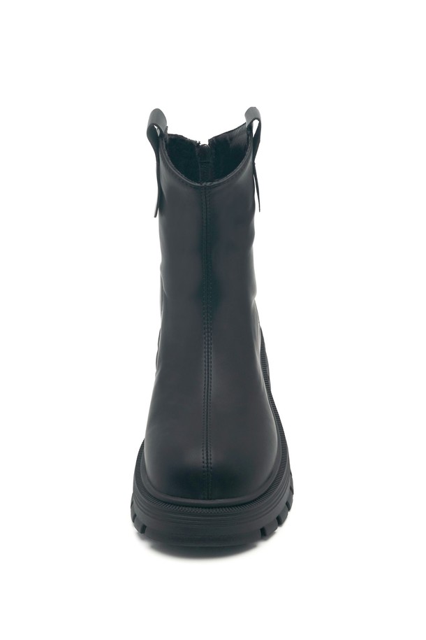 Balencia (발렌시아) 러기드 솔 앵클 부츠 7cm - VA9011 (2color)는 매트한 마감과 미니멀 디자인이 돋보이는 여성 앵클부츠입니다. 브라운과 블랙 두 가지 색상으로 출시되었으며, 라운드 토우와 발볼이 넓어 편안한 착용감을 선사합니다. 굽 높이 7cm의 청키힐과 러기드 아웃솔은 발목 안정성을 제공하며, 스웨이드 안감과 핸드메이드 제작으로 고급스러움을 더했습니다. 일상 및 출근룩에 시크하고 클래식한 스타일을 연출하기 좋으며, 백지퍼 디테일로 간편하게 신고 벗을 수 있습니다.
