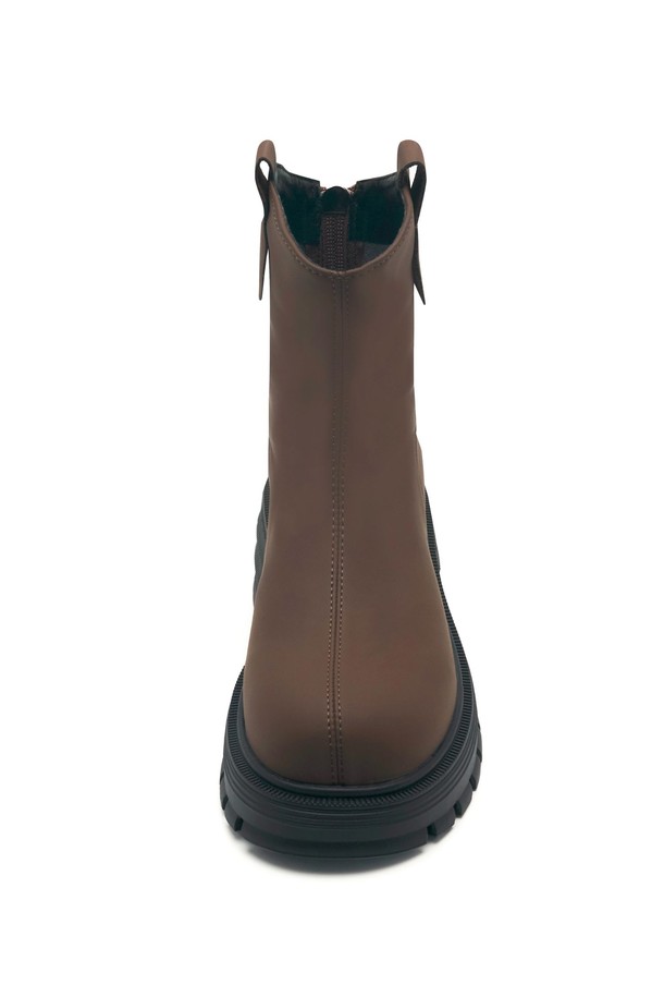 Balencia(발렌시아) 러기드 솔 앵클 부츠 7cm -VA9011 (2color)는 미니멀하고 시크한 스타일을 추구하는 여성들을 위한 앵클 부츠입니다. 부드러운 인조가죽, 스웨이드, 고무 소재를 사용하여 가을과 겨울에 따뜻하고 편안하게 착용할 수 있습니다. 라운드 토우 디자인에 7cm 청키힐로 안정적인 착화감을 제공하며, 러기드 아웃솔이 스타일리시함과 동시에 충격 흡수 기능을 더합니다. 블랙과 브라운 두 가지 색상으로 출시되어 출근룩, 모임룩 등 다양한 TPO에 맞춰 미니멀, 클래식, 스트리트 스타일을 연출할 수 있습니다. 안감은 스웨이드로 마감했으며, 지퍼 여밈으로 신고 벗기 편리합니다.
