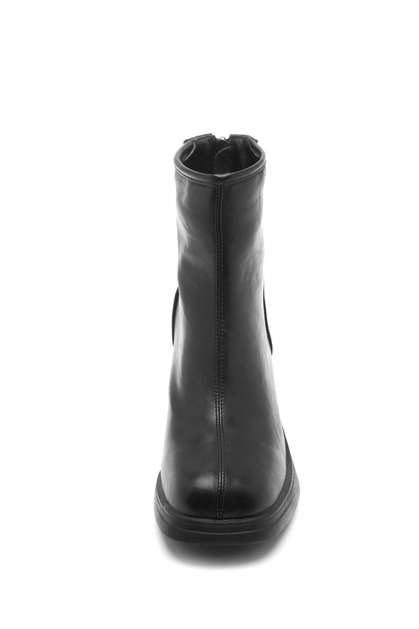 Valen(발렌) 스퀘어 토 앵클 부츠 VA9010은 여성 고객을 위한 신발입니다. 브라운과 블랙 2가지 색상으로 출시되었으며, 가을과 겨울에 착용하기 좋습니다. 7.5cm 굽 높이에 청키힐 디자인으로 안정감을 더했으며, 스퀘어 토와 백지퍼 디테일로 심플하면서도 시크한 매력을 선사합니다. 합성가죽과 스웨이드 소재를 사용하여 고급스러운 느낌을 주며, 안감 또한 스웨이드로 마감하여 부드러운 착용감을 제공합니다. 출근룩, 모임룩, 데이트룩 등 다양한 TPO에 클래식, 미니멀, 시크한 스타일을 연출하기 좋은 아이템입니다.
