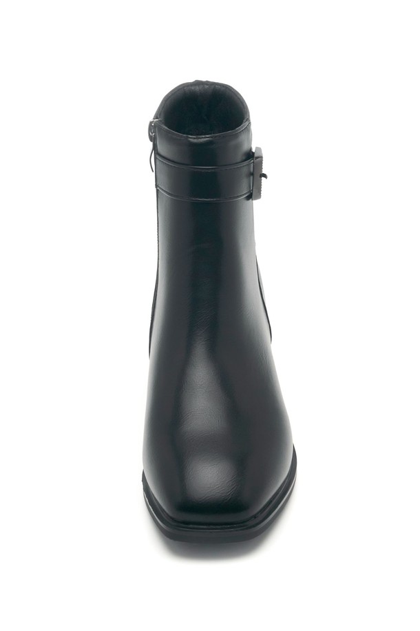 Cathrine Mid Block 앵클 부츠 5.5cm -VA9008 (2color)는 가을, 겨울 시즌을 위한 여성 앵클 부츠입니다. 브라운과 블랙 두 가지 색상으로 제공되며, 일상, 출근, 모임, 데이트 등 다양한 TPO에 어울립니다. 5.5cm 청키힐에 스퀘어토 디자인으로 시크하고 미니멀한 스타일을 연출하며, 안감 기모와 인조가죽 소재로 제작되어 따뜻하고 편안한 착용감을 선사합니다. 메탈 스퀘어 버클과 힐 장식이 세련된 포인트를 더하며, 사이드 지퍼와 핸드메이드 마감으로 고급스러움을 더했습니다.
