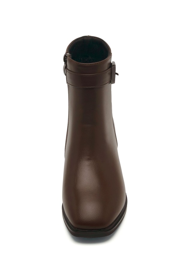 Cathrine Mid Block 앵클 부츠 5.5cm -VA9008 (2color)는 세련된 스타일을 완성하는 여성 앵클 부츠입니다. 브라운과 블랙, 두 가지 색상으로 출시되어 출근룩, 모임룩, 데이트룩 등 다양한 TPO에 활용 가능합니다. 5.5cm 미들힐과 스퀘어토 디자인으로 편안함과 시크한 매력을 동시에 선사하며, 안감 기모 처리로 가을, 겨울철 따뜻하게 착용할 수 있습니다. 메탈 스퀘어 버클 장식과 사이드 지퍼, 핸드메이드 제작으로 고급스러움을 더했으며, 일반 발볼에 맞춰 제작되었습니다. 프리미엄 박스 패키징으로 소장 가치를 높인 클래식, 미니멀, 시크 스타일의 앵클 부츠를 만나보세요.
