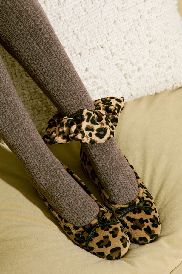 Odd Bow(오드 보우) 리본 플랫슈즈 2cm -VA8047는 여성스러운 스타일을 완성해 줄 플랫슈즈입니다. 라운드 토우 디자인에 앞코 리본 장식으로 포인트를 더했으며, 발등 밴딩 처리로 편안한 착화감을 선사합니다. 머스타드, 레오파드, 블랙 3가지 색상으로 출시되어 다양한 룩에 매치하기 좋습니다. 2cm 굽 높이와 플랫한 굽 타입으로 활동성을 높였으며, 합성가죽과 마이크로파이버 소재를 사용하여 제작되었습니다. 데이트룩, 봄 소풍룩에 캐주얼, 걸리시, 미니멀한 스타일로 연출해보세요.
