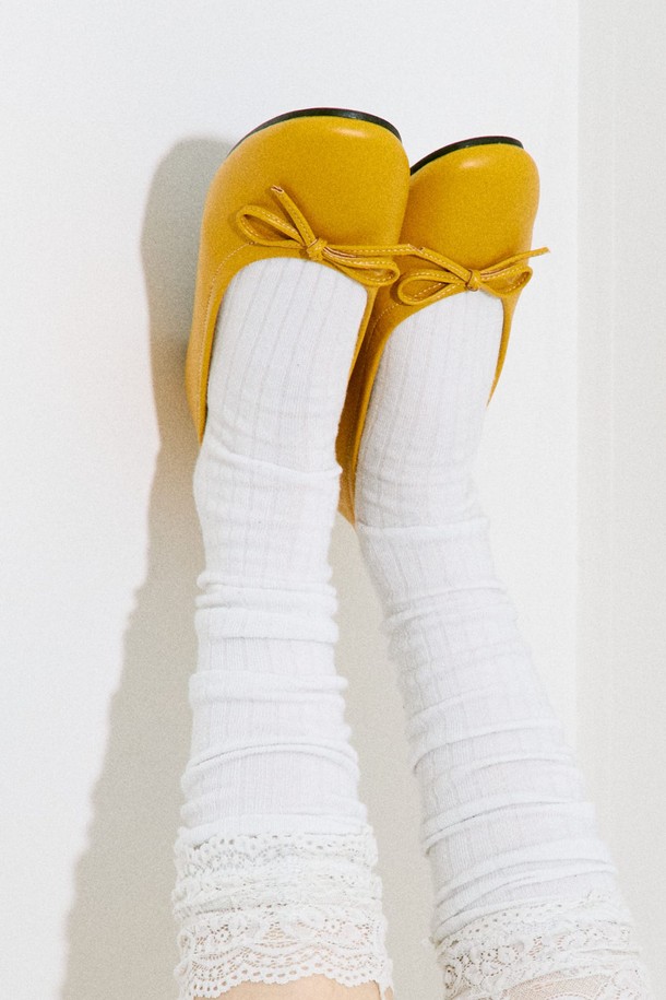 "Odd Bow(오드 보우)" 리본 플랫슈즈 2cm -VA8047은 여성스러운 스타일을 완성하는 플랫슈즈입니다. 라운드토 디자인에 2cm 굽으로 편안함과 여성스러움을 동시에 잡았습니다. 머스타드, 레오파드, 블랙 3가지 컬러로 출시되어 데이트룩, 모임룩 등 다양한 TPO에 활용 가능합니다. 합성가죽과 마이크로파이버 소재로 제작되었으며, 안감은 합성가죽, 겉감은 무지 또는 레오파드 패턴으로 디자인되었습니다. 걸리시, 미니멀, 클래식 스타일을 즐겨 입는 분들께 추천하며, 가벼운 착화감과 인스텝 부분 고무밴드 처리, 리본 디테일이 특징입니다.
