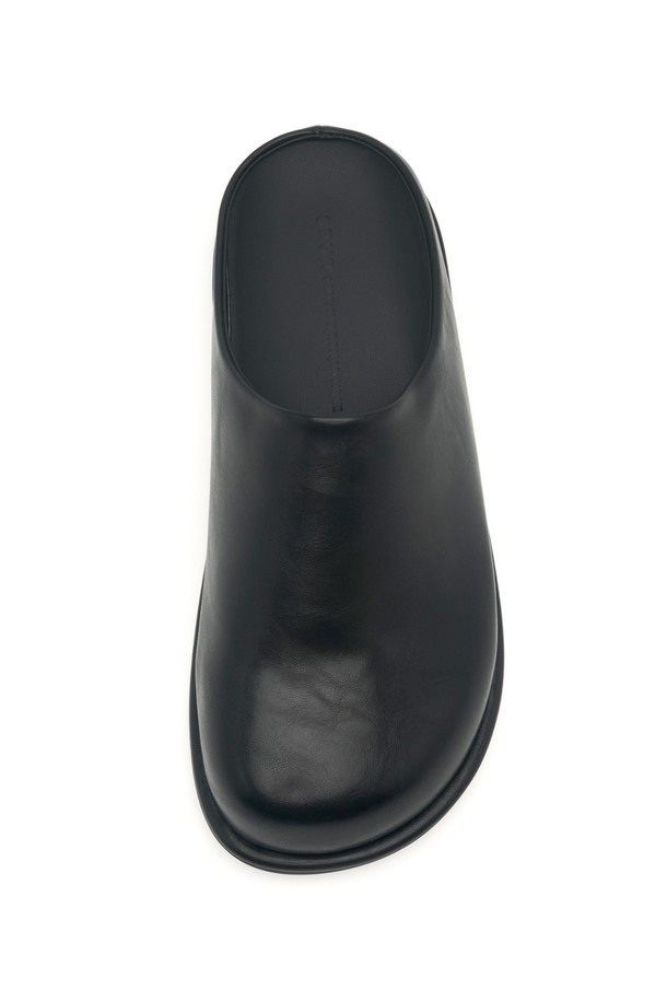 Molin Minimal (몰린 미니멀) 뮬 클로그 4cm - VA9043 (2color)는 데이트룩, 모임룩에 잘 어울리는 여성 뮬/클로그입니다. 미니멀, 클래식, 캐주얼 스타일을 연출하기 좋습니다. 라운드 토우 디자인에 다크브라운, 블랙 두 가지 색상으로 출시되었으며, 합성가죽과 고무 소재를 사용하여 제작되었습니다. 4cm 통굽으로 편안한 착화감을 제공하며, 미니멀한 디자인과 인스텝을 넓게 감싸는 커버 디자인이 특징입니다. 5mm 바닥 사양과 라텍스 쿠션 깔창으로 편안함을 더했습니다.
