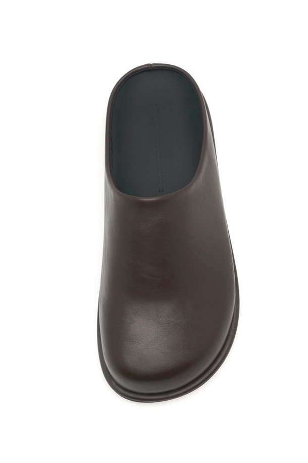 Molin Minimal 뮬 클로그 4cm -VA9043 (2color)는 여성 고객을 위한 뮬/클로그 제품입니다. 다크브라운과 블랙 두 가지 색상으로 출시되었으며, 일상생활에서 편안하게 착용할 수 있습니다. 라운드 토우 디자인에 4cm 통굽으로 제작되었으며, 합성가죽과 고무 소재를 사용하여 내구성을 높였습니다. 미니멀한 디자인과 인스텝 커버형 디자인이 특징이며, 수제작으로 완성되어 라텍스 쿠션 인솔과 5mm 인솔이 편안한 착화감을 제공합니다. 데이트룩, 모임룩, 미니멀, 클래식, 캐주얼 스타일 모두 소화 가능한 아이템입니다.
