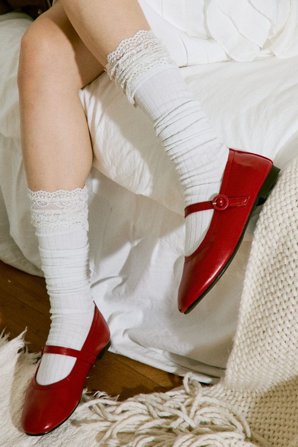 Odd 메리제인 플랫슈즈 2cm -VA8049 (3color)는 여성 고객을 위한 메리제인 플랫슈즈입니다. 라운드 토우 디자인에 2cm 굽 높이로 편안함을 더했으며, 일상, 포멀한 자리에 모두 잘 어울립니다. 봄, 여름, 가을 계절에 착용하기 좋으며, 레드, 에스프레소 블랙 2가지 색상으로 출시되었습니다. 합성가죽, 마이크로파이버 소재에 크로스 스트랩, 라텍스 쿠션 인솔, TPR 고무 밑창, 유연한 TR 아웃솔, 엘라스틱 디테일로 편안함과 스타일을 동시에 만족시킵니다. 데이트룩, 모임룩, 오피스룩 등 다양한 TPO에 클래식, 미니멀, 걸리시 스타일을 연출하기 좋습니다.
