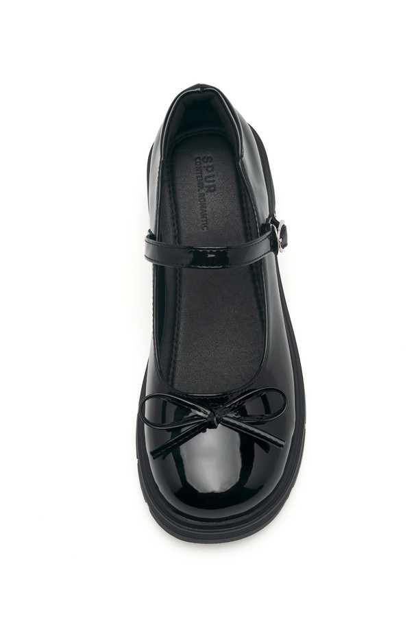 "Odd (오드) 메리제인 리본 플랫폼 로퍼 6.5cm -VA9033"은 여성용 로퍼로, 일상, 데이트룩, 모임룩, 출근룩 등 다양한 TPO에 어울리는 아이템입니다. 블랙, 아이보리 두 가지 색상으로 출시되었으며, 스퀘어라운드 앞코 디자인과 리본 장식이 특징입니다. 6.5cm 플랫폼 굽으로 다리 라인을 살려주며, 합성가죽과 마이크로파이버 소재로 제작되어 편안한 착용감을 선사합니다. 라텍스 쿠션 인솔, 경량 디자인, 충격 흡수 기능으로 장시간 착용에도 무리가 없으며, 클래식, 미니멀, 걸리시 스타일을 연출하기 좋습니다. 버클과 메리제인 탑라인, 무지 패턴이 특징이며, 핸드메이드 공정으로 제작되어 높은 퀄리티를 자랑합니다.
