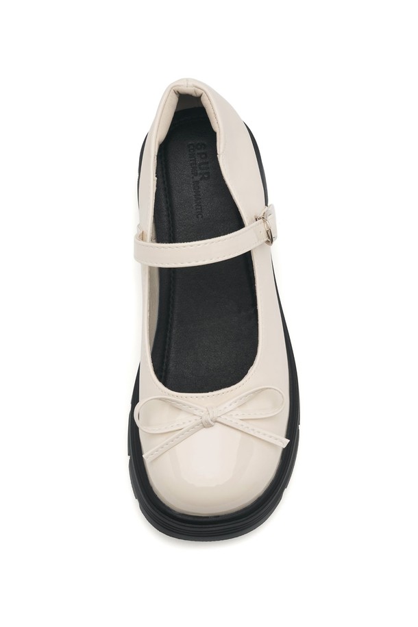 Odd(오드) 메리제인 리본 플랫폼 로퍼 6.5cm -VA9033은 여성용 로퍼로, 아이보리, 블랙 두 가지 색상으로 출시되었습니다. 스퀘어 라운드 앞코에 리본 디테일이 더해져 걸리시한 무드를 연출하며, 메리제인 탑라인과 버클 여밈으로 클래식한 디자인을 강조합니다. 6.5cm 플랫폼 굽이 다리 라인을 더욱 슬림하게 보이도록 도와주며, 라텍스 중창, ZE-RUN 솔라이트 아웃솔, 핸드크래프트 제작으로 편안함과 내구성을 높였습니다. 봄, 가을 시즌 데이트룩, 오피스룩, 모임룩 등 다양한 TPO에 미니멀하면서도 세련된 스타일을 더해줍니다.
