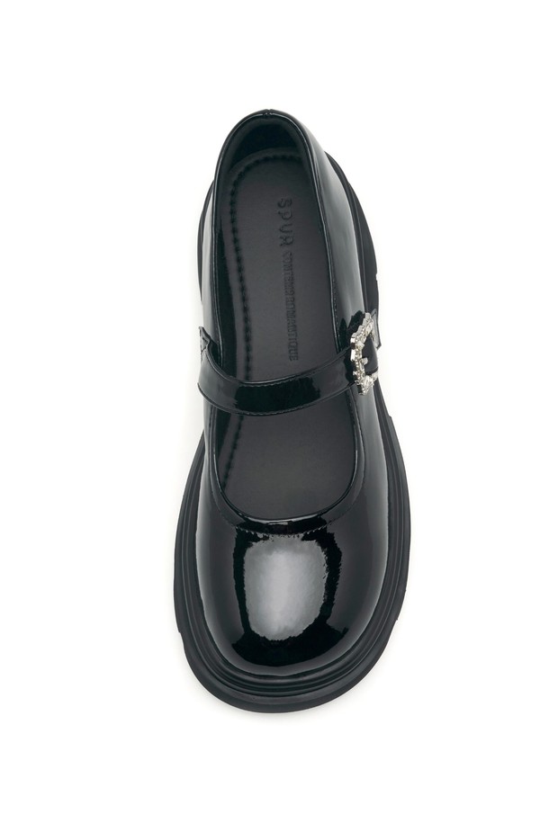 Odree(오드리) 메리제인 플랫폼 로퍼 6.5cm - VA9026은 여성들을 위한 클래식하고 미니멀한 스타일의 메리제인 로퍼입니다. 아이보리와 블랙 두 가지 색상으로 출시되었으며, 라운드 토우 디자인과 6.5cm 플랫폼 굽이 특징입니다. 부드러운 합성가죽과 마이크로파이버 소재를 사용하여 편안한 착용감을 제공하며, 안감 역시 합성가죽으로 마감되었습니다. 제런 솔라이트 우레탄폼 아웃솔, 라텍스 쿠션 인솔, 충격 흡수 기능으로 활동성을 높였으며, 쥬얼리 버튼 장식, 벨크로 및 버튼 여밈 디테일이 돋보입니다. 데이트룩, 오피스룩, 모임룩 등 다양한 TPO에 활용 가능하며, 봄, 가을 시즌에 착용하기 좋습니다.
