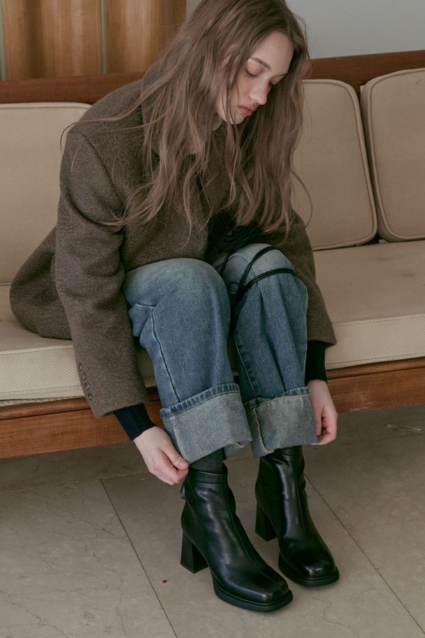 Mily Minimal 앵클부츠 8CM -VA9051 (2color)는 여성스러운 스타일을 완성하는 앵클 부츠입니다. 라운드 토우 디자인에 8cm 청키힐로 안정적인 착화감을 선사하며, 출근룩, 모임룩, 데이트룩 등 다양한 TPO에 활용 가능합니다. 미니멀한 디자인과 블랙, 브라운 두 가지 컬러로 출시되어 클래식, 미니멀, 시크한 스타일을 연출하기 좋습니다. 합성가죽 소재에 지퍼 여밈으로 편안하게 신고 벗을 수 있으며, 가을, 겨울 시즌에 따뜻하게 스타일링할 수 있습니다. 무지 패턴으로 어떤 옷에도 잘 어울려 데일리 부츠로 활용하기 좋습니다.
