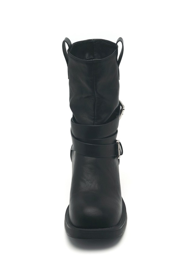 Roux(루) 벨티드 워커 부츠 6CM - VA9054는 여성스러운 라인을 살려주는 벨티드 디테일이 돋보이는 워커 부츠입니다. 라운드 토우 디자인과 6cm의 청키힐 굽으로 편안함과 스타일리시함을 동시에 잡았습니다. 블랙과 브라운 두 가지 색상으로 출시되어, 가을, 겨울철 출근룩, 모임룩, 데이트룩 등 다양한 TPO에 매치하기 좋습니다. 합성가죽 소재로 제작되어 관리가 용이하며, 버클 여밈으로 안정적인 착용감을 제공합니다. 클래식, 미니멀, 시크 스타일을 즐겨 입는 여성분들에게 추천합니다.
