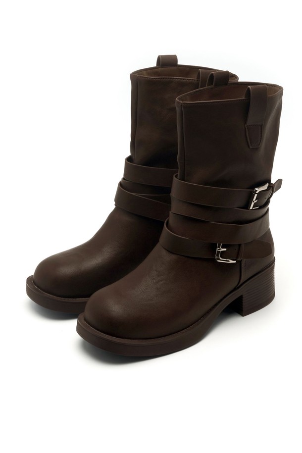 Roux(루) 벨티드 워커 부츠 6CM -VA9054는 여성용 워커 부츠입니다. 라운드 토우 디자인에 6cm의 통굽으로 제작되었으며, 가을, 겨울 시즌에 착용하기 좋습니다. 블랙과 브라운 두 가지 색상으로 출시되었으며, 버클과 지퍼로 간편하게 여밀 수 있습니다. 미드컷 탑라인과 벨트 디테일이 특징이며, 데일리룩, 출근룩, 모임룩 등 다양한 TPO에 클래식, 미니멀, 시크한 스타일을 연출할 수 있습니다. 합성가죽 소재로 제작되었습니다.
