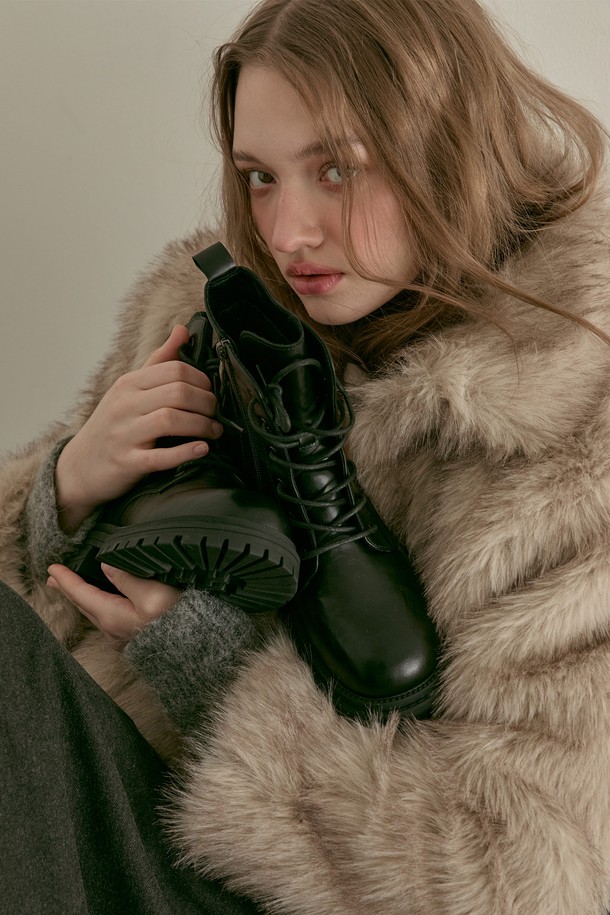 Roux Race Up 워커 부츠 - VA9060 (2color)는 여성용 워커부츠입니다. 라운드 토우에 레이스업 디자인으로, 미드컷 탑라인과 통굽 미들힐이 특징입니다. 블랙 색상이며, 합성가죽 소재로 제작되어 캐주얼, 클래식, 워크웨어 스타일의 출근룩에 잘 어울립니다. 가을, 겨울 계절에 착용하기 좋으며, 무지 패턴으로 다양한 코디에 활용하기 좋습니다.
