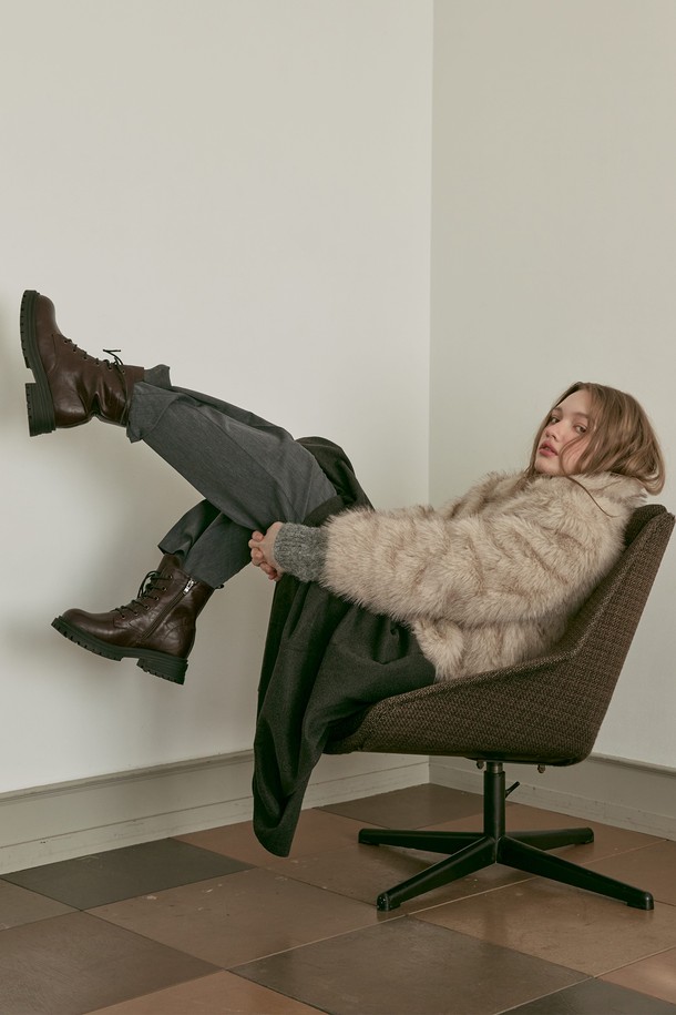 Roux Race Up 워커 부츠 -VA9060 (2color)는 가을과 겨울에 어울리는 여성용 워커 부츠입니다. 라운드 앞코에 레이스업 디자인이 돋보이며, 가죽 소재와 미드컷 탑라인으로 클래식하고 미니멀한 스타일을 연출합니다. 굽 높이는 중굽, 굽 타입은 통굽으로 안정적인 착용감을 제공하며, 무지 패턴에 두꺼운 밑창이 특징입니다. 출근룩에 워크웨어 스타일을 더하여 세련된 룩을 완성해 보세요.
