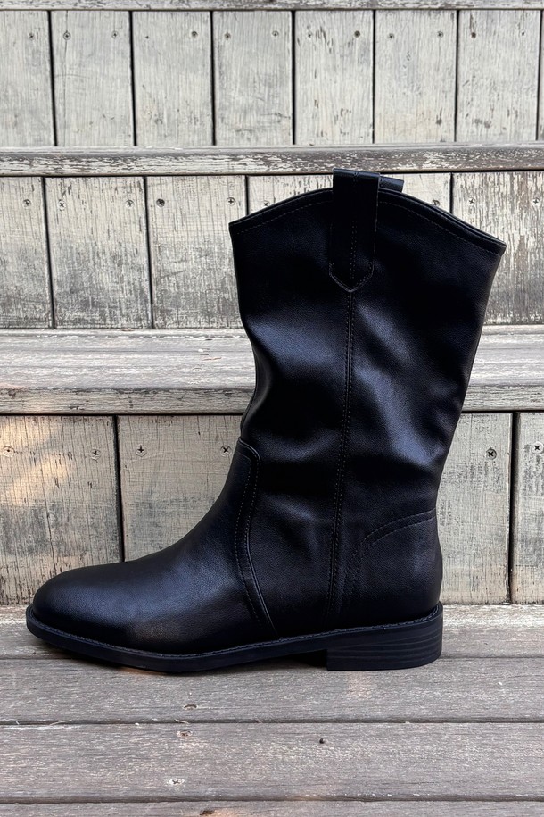 Aurette (오레트) 웨스턴 부츠 3.5CM -VA9061 (3color)는 여성용 신발로, 가을과 겨울에 착용하기 좋은 웨스턴 스타일의 부츠입니다. 라운드 토 디자인에 3.5cm 로우힐 굽으로 편안함과 스타일을 동시에 갖췄습니다. 블랙 색상의 가죽 소재로 제작되어 시크하고 미니멀한 스타일을 연출하며, 출근룩과 모임룩에 모두 잘 어울립니다. 무지 패턴의 미드컷 탑라인 디자인으로 세련된 룩을 완성해보세요.
