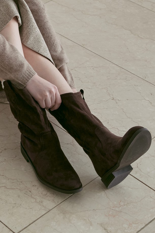 Aurette Western Boots(오레트 웨스턴 부츠) 3.5CM - VA9061은 여성스러운 룩을 완성하는 웨스턴 부츠입니다. 라운드 토우 디자인에 3.5cm 로우 힐로 편안한 착용감을 선사하며, 스웨이드 소재로 제작되어 부드러운 질감을 느낄 수 있습니다. 블랙, 브라운, 베이지 3가지 컬러로 출시되어 다양한 스타일 연출이 가능하며, 슬립온 방식으로 간편하게 신고 벗을 수 있습니다. 캐주얼, 클래식, 미니멀 스타일 모두 소화 가능하며, 가을/겨울 시즌 출근룩과 모임룩에 포인트를 더해줍니다. 웨스턴 디테일이 돋보이는 앵클 부츠로, 세련된 스타일을 완성해 보세요.
