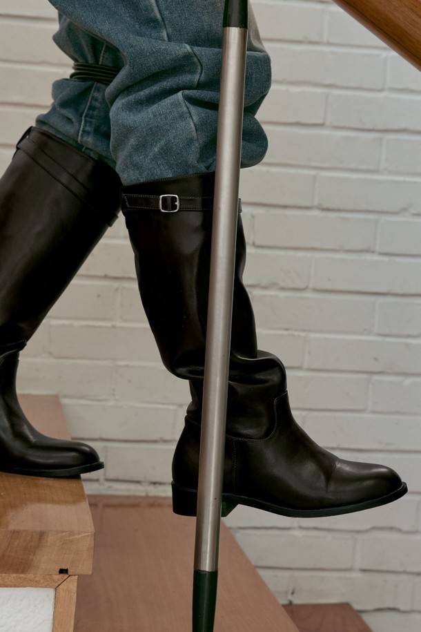 [예약배송 12월 10일] Cecil 벨티드 미니멀 롱 부츠 4cm -VA9072 (2color)는 가을, 겨울 시즌 여성의 스타일을 완성해 줄 롱 부츠입니다. 다크브라운과 블랙 두 가지 색상으로 제공되며, 라운드 토우 디자인과 4cm 로우힐 굽으로 편안함과 세련됨을 동시에 잡았습니다. 인조가죽, 스웨이드, 고무 소재를 사용하여 제작되었으며, 미니멀한 디자인과 깔끔한 실루엣, 부드러운 광택감이 특징입니다. 버클로 여미는 방식이며, 벨트 장식과 심플한 스트랩 디테일이 돋보입니다. 출근룩, 모임룩, 데이트룩 등 다양한 TPO에 클래식, 미니멀, 시크한 스타일을 연출하기 좋습니다.
