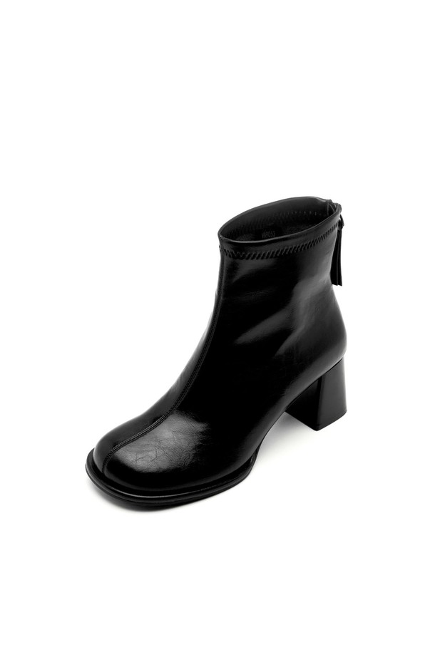 Siena 미니멀 앵클 부츠 6.5CM -VA9053 (3color)는 여성스러운 라인을 살려주는 앵클 부츠입니다. 부드러운 가죽 소재에 라운드 토 디자인으로 편안함을 더했으며, 6.5cm 청키힐이 안정적인 착화감을 제공합니다. 블랙, 브라운, 베이지 3가지 컬러로 출시되어, 출근룩, 모임룩, 데이트룩 등 다양한 TPO에 활용 가능합니다. 미니멀하고 시크한 디자인으로 클래식한 스타일을 연출하기 좋습니다. 지퍼 여밈으로 신고 벗기 편리합니다.
