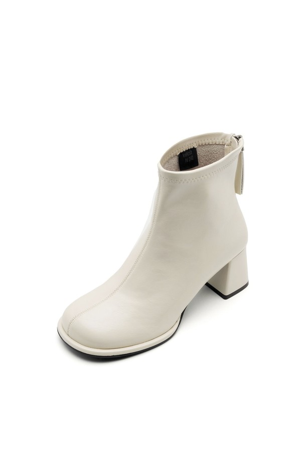 시에나 미니멀 앵클 부츠 6.5CM -VA9053는 여성용 앵클 부츠로, 가을과 겨울에 착용하기 좋습니다. 라운드 토우 디자인에 6.5cm 청키힐로 안정적인 착화감을 제공하며, 미니멀한 디자인이 특징입니다. 블랙, 브라운, 화이트 세 가지 컬러로 출시되어 다양한 스타일에 매치하기 용이합니다. 출근룩이나 모임룩에 시크하고 클래식한 분위기를 더해줍니다. 합성가죽 소재로 제작되었습니다.
