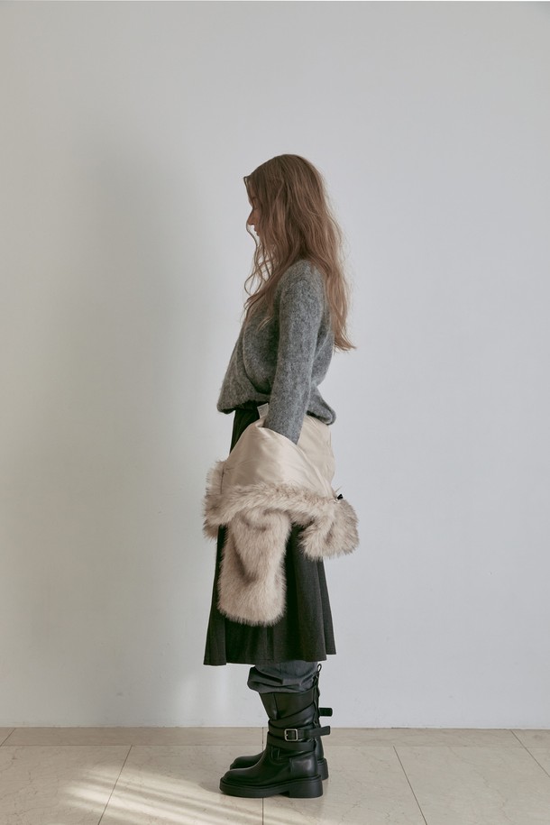 [예약배송 12월 10일] Keil(케일) wrinkle(링클) belted(벨티드) 미들 부츠 5.5CM -VA9073 (2color)는 여성용 미들 부츠입니다. 라운드 토우에 5.5cm 청키힐로 안정적인 착화감을 선사하며, 가을과 겨울에 어울리는 디자인입니다. 블랙과 다크브라운 두 가지 색상으로 출시되었으며, 주름 디테일과 벨티드 디자인, 실버 버클 스트랩으로 포인트를 더했습니다. ZE-RUN Solight 아웃솔, 라텍스 쿠션 인솔, 논슬립 러버 처리가 특징이며, 핸드메이드 제작으로 완성도를 높였습니다. 출근룩, 모임룩, 데이트룩 등 다양한 TPO에 클래식, 미니멀, 시크 스타일로 연출하기 좋습니다.
