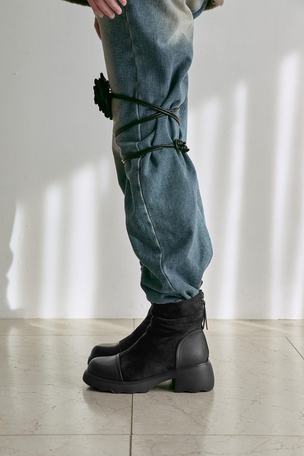 Ligne minimal (린느 미니멀) Flatform (플랫폼) 앵클 부츠 7CM -VA9058는 미니멀한 디자인과 세련된 스타일을 추구하는 여성들을 위한 앵클 부츠입니다. 부드러운 스웨이드 소재와 라운드 토우 디자인으로 편안함과 시크함을 동시에 선사합니다. 7cm 청키힐은 안정적인 착화감을 제공하며, 지퍼 여밈으로 신고 벗기 편리합니다. 블랙과 기타 1가지 색상으로 출시되어 출근룩, 모임룩, 데이트룩 등 다양한 TPO에 활용 가능하며, 미니멀, 클래식, 시크 스타일을 연출하기 좋습니다. 가을, 겨울 시즌에 따뜻하고 스타일리시하게 연출해 보세요.
