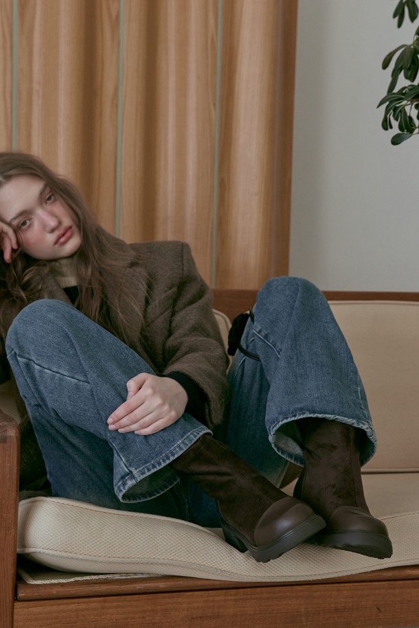 Ligne minimal(린느 미니멀) Flatform ankle Boots(플랫폼 앵클 부츠) 7CM -VA9058 앵클 부츠는 여성용 신발로, 가을과 겨울에 어울리는 아이템입니다. 라운드 토우 디자인에 블랙, 브라운 두 가지 색상으로 제공되며, 일상, 출근룩, 모임룩, 데이트룩 등 다양한 TPO에 활용 가능합니다. 미니멀, 클래식, 시크 스타일을 연출하기 좋으며, 7cm의 플랫폼 굽으로 다리가 길어 보이는 효과를 줍니다. 부드러운 합성가죽 소재에 지퍼로 간편하게 신고 벗을 수 있습니다.
