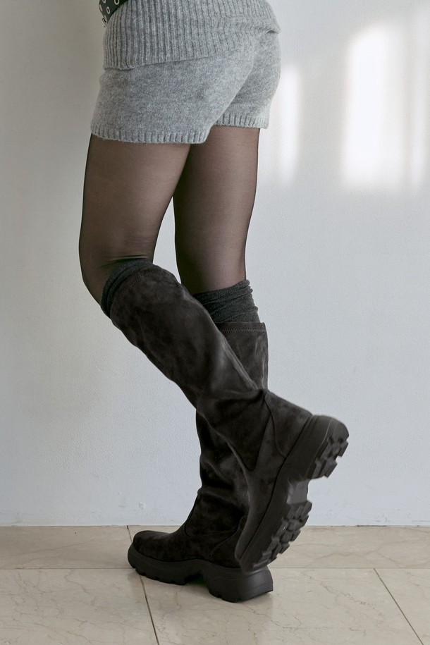 세실 미니멀 스판 롱 부츠 5CM - VA9062는 여성스러운 스타일을 완성하는 롱 부츠입니다. 라운드 토우 디자인과 5cm 청키힐로 편안함과 세련된 실루엣을 동시에 잡았습니다. 블랙과 브라운 두 가지 색상으로 출시되어 출근룩, 모임룩, 데이트룩 등 다양한 TPO에 활용 가능합니다. 미니멀 디자인과 무지 패턴으로 클래식, 미니멀, 시크 스타일을 연출하기 좋습니다. 합성가죽 소재에 지퍼 여밈으로 편안하게 착용할 수 있으며, 가을, 겨울 시즌에 따뜻하고 스타일리시하게 연출할 수 있습니다.
