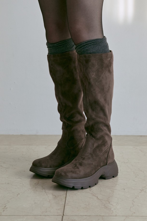 세실 미니멀 스판 롱 부츠 5CM (Cecile Minimal Span Long Boots 롱 부츠 5CM -VA9062)는 여성용 롱 부츠입니다. 부드러운 합성가죽 소재에 라운드 토 디자인으로 편안함을 더했으며, 5cm 청키힐이 안정적인 착화감을 선사합니다. 미니멀한 디자인과 무지 패턴으로 출근룩, 모임룩, 데이트룩 등 다양한 TPO에 활용할 수 있으며, 클래식, 미니멀, 시크 스타일을 연출하기 좋습니다. 블랙과 브라운 두 가지 색상으로 출시되어, 가을, 겨울 시즌에 따뜻하고 세련된 스타일을 완성해 보세요. 지퍼 여밈으로 신고 벗기 편리합니다.
