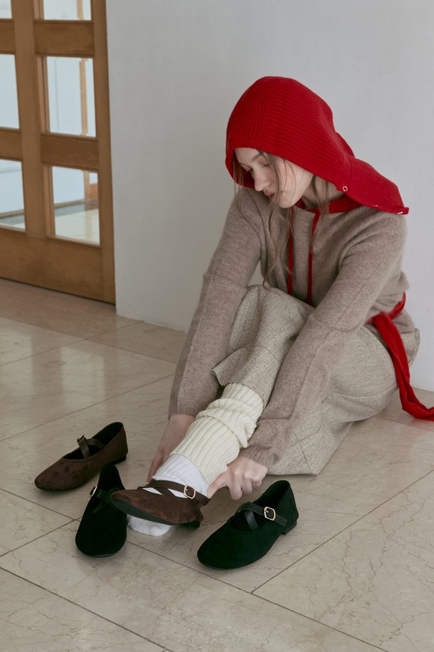 Aria 크로스 스트랩 플랫슈즈 2CM -VA9055는 여성용 플랫슈즈입니다. 부드러운 스웨이드 소재와 2CM 플랫 굽으로 편안한 착용감을 선사하며, 라운드 토우 디자인과 크로스 스트랩이 발을 안정적으로 잡아줍니다. 봄, 여름, 가을 계절에 데이트룩, 모임룩, 미니멀, 클래식, 캐주얼 스타일 모두 소화 가능한 아이템입니다. 2가지 색상으로 출시되어 다양한 룩에 매치하기 좋습니다.
