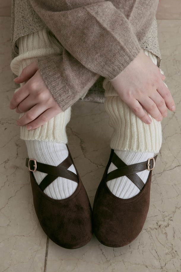 Aria 크로스 스트랩 플랫슈즈 2CM -VA9055는 여성용 플랫슈즈입니다. 2CM 굽 높이에 라운드 앞코로 디자인되었으며, 일상, 데이트룩, 모임룩 등 다양한 TPO에 활용할 수 있습니다. 미니멀, 클래식, 걸리시 스타일을 연출하기 좋으며, 블랙과 화이트 두 가지 색상으로 출시되었습니다. 합성가죽 소재에 크로스 스트랩 디자인이 특징이며, 편안한 착용감을 선사합니다. 봄, 여름, 가을 계절에 맞춰 즐겨 신을 수 있습니다.
