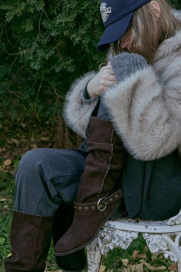 Giesel (지젤) 벨티드 웨스턴 부츠 스웨이드 웨스턴 부츠 4.5CM -VA9063는 여성용 웨스턴 부츠입니다. 부드러운 스웨이드 소재에 4.5cm 웨지힐을 적용하여 편안함과 스타일을 동시에 잡았습니다. 라운드 앞코와 미드컷 탑라인이 세련된 실루엣을 연출하며, 벨트 디테일이 포인트로 더해져 클래식, 미니멀, 캐주얼 룩에 모두 잘 어울립니다. 브라운, 블랙 두 가지 컬러로 제공되어 다양한 데이트룩과 모임룩에 활용하기 좋습니다. 가을, 겨울 시즌에 따뜻하고 멋스럽게 연출해보세요.
