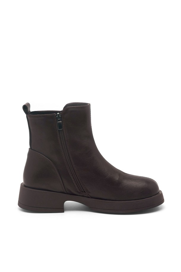 Nouveau ankle 부츠 4.5CM -VA9059 (2가지 색상)는 여성용 앵클 부츠입니다. 라운드 앞코에 4.5cm 로우힐 굽으로 편안함을 더했으며, 가을, 겨울 시즌 데일리룩에 활용하기 좋습니다. 블랙과 브라운 두 가지 색상으로 출시되어 다양한 스타일에 매치하기 용이합니다. 심플한 디자인과 지퍼 여밈으로 클래식, 미니멀, 시크 스타일을 연출하기에 적합하며, 출근룩이나 모임룩에도 손색없습니다. 합성 가죽 소재로 제작되었습니다.
