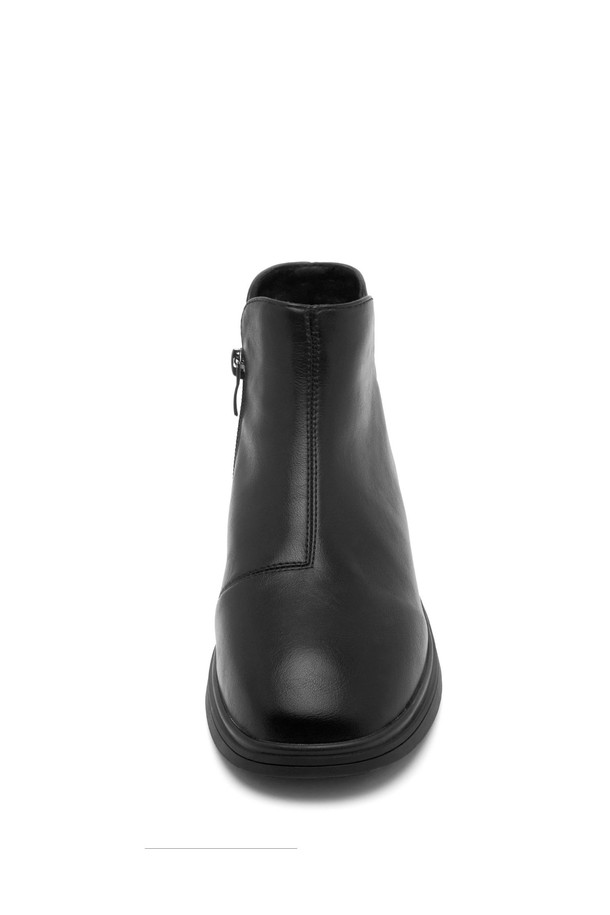 Serie Minimal 앵클 부츠는 안감 기모 처리로 따뜻하게 착용 가능한 여성 앵클 부츠입니다. 3.5cm 로우힐 굽으로 편안한 착용감을 제공하며, 라운드 앞코와 미니멀 디자인으로 어떤 스타일에도 잘 어울립니다. 블랙 컬러의 무지 디자인으로, 출근룩이나 모임룩 등 다양한 TPO에 활용 가능하며, 미니멀, 클래식, 시크 스타일을 연출하기 좋습니다. 가을, 겨울 시즌에 합성가죽 소재로 제작되어 세련된 분위기를 더합니다.
